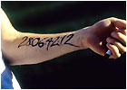 Donnie Darkos Arm mit dem Countdown zum Weltungergang - 28 Tage, 6 Stunden, 42 Minuten und 12 Sekunden